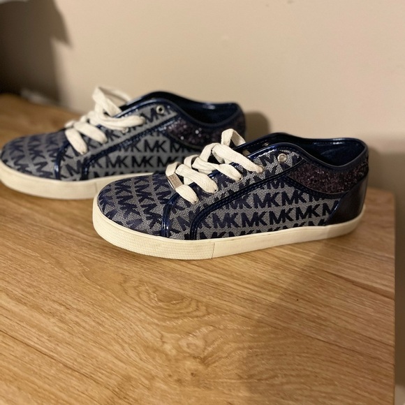 Michael Kors Starla Navy Sneakers Size 5 Girls New - Picture 1 of 4